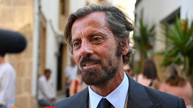 Quique Sánchez Flores en la llegada de la boda de su hija (Europa Press)
