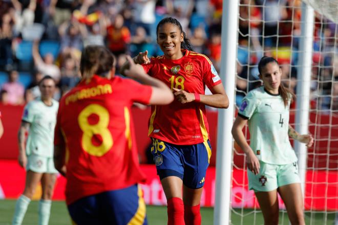 Salma Paralluelo celebra un gol en el España-Portugal de la Nations League (Foto: EFE).