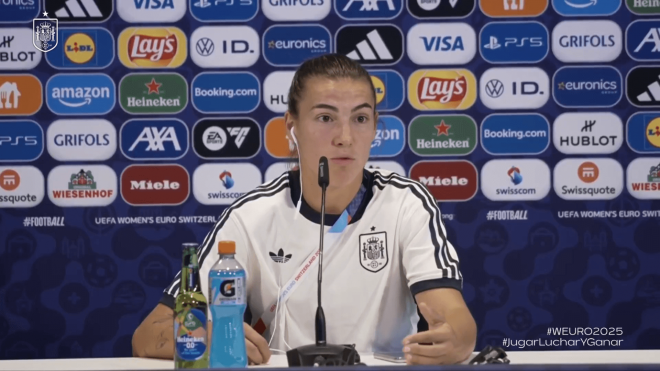 Patri Guijarro, en rueda de prensa con la Selección Española Femenina.