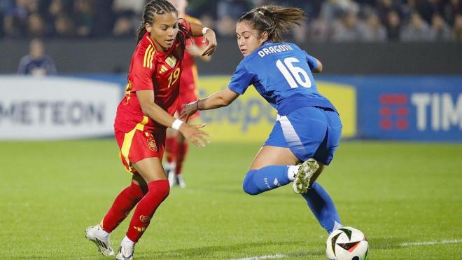 Vicky López trata de marcharse de Dragoni en un amistoso entre España e Italia (Foto: EFE).