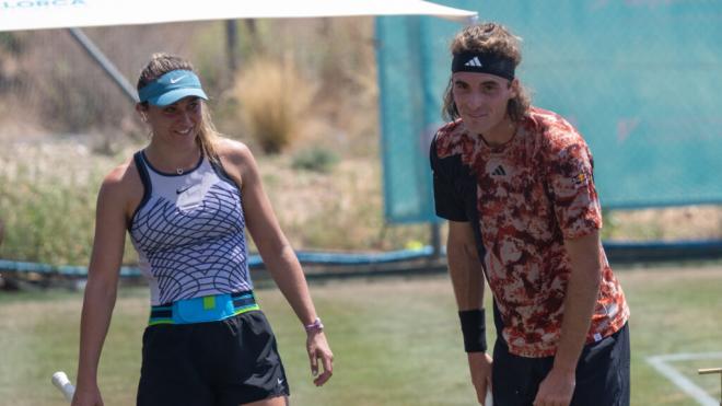 Paula Badosa y Tsitsipas en un partido de tenis (Cordon Press)