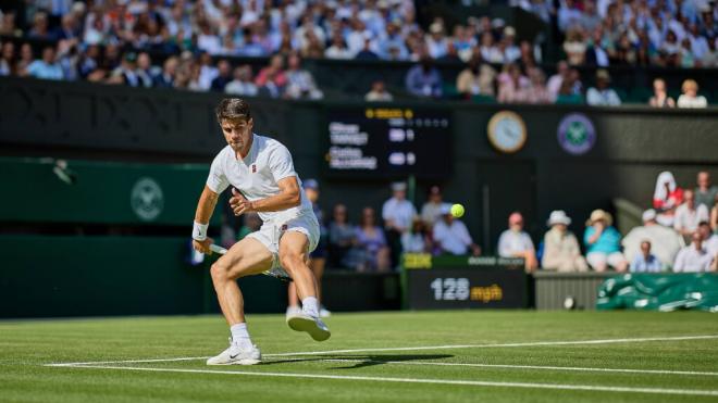 Carlos Alcaraz, en segunda ronda de Wimbledon 2025 (Foto: Cordon Press)