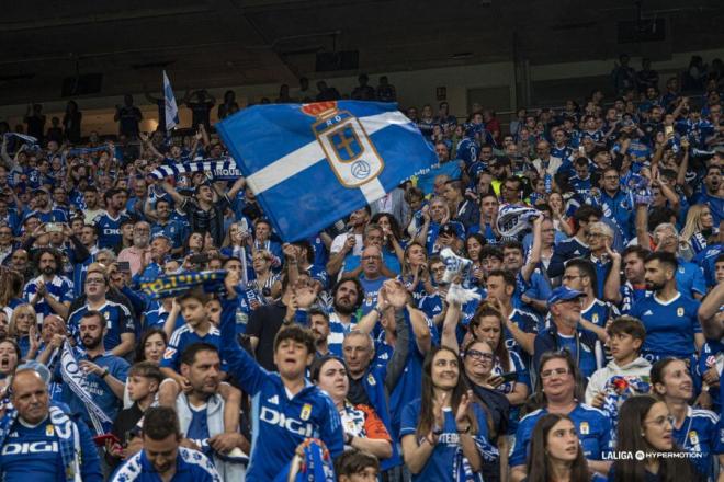 La afición del Real Oviedo, en el Tartiere durante la final ante el Mirandés (Foto: LALIGA).