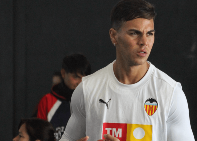 Enzo Barrenechea entrena con la ropa del Valencia CF