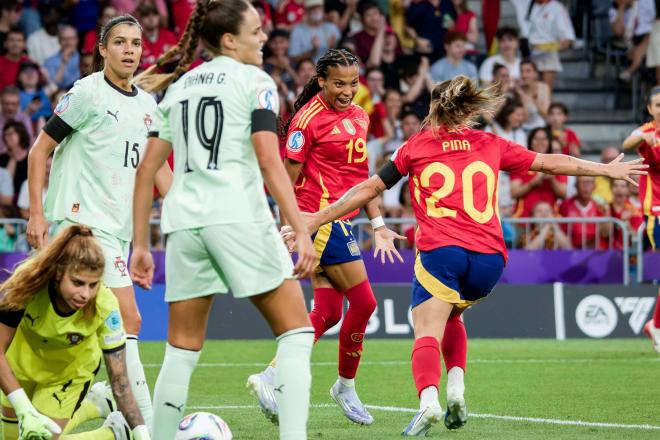 Vicky López y Claudia Pina celebran un gol en el España-Portugal de la Euro (Foto: Cordon Press).