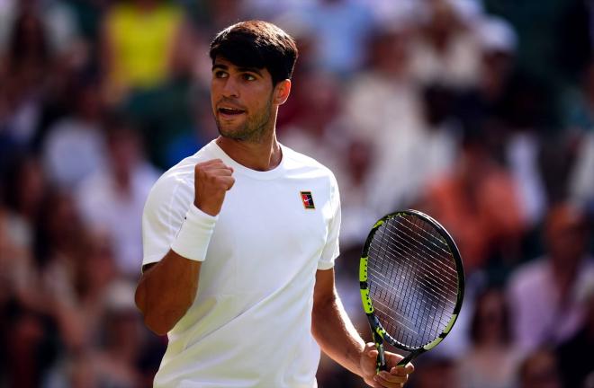 Carlos Alcaraz celebra un punto en Wimbledon (FOTO: Europa Press).