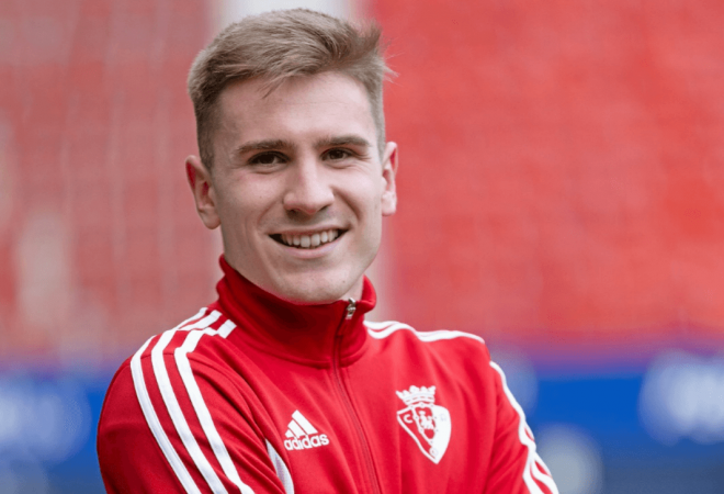 Christian Mutilva posa como rojillo en su última renovación. (Foto: CA Osasuna)