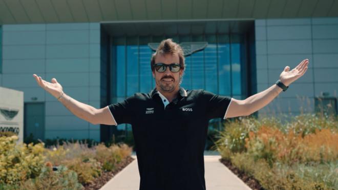 Fernando Alonso, en la fábrica de Silverstone (Foto: Aston Martin).