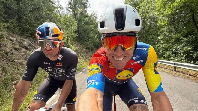 Jorge Martín y Aleix Espargaró, montando en bici (Foto: @89jorgemartin).