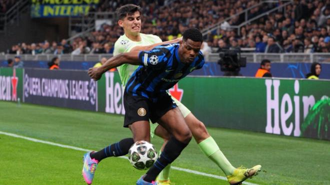 Denzel Dumfries contra el Barcelona (Cordon Press)
