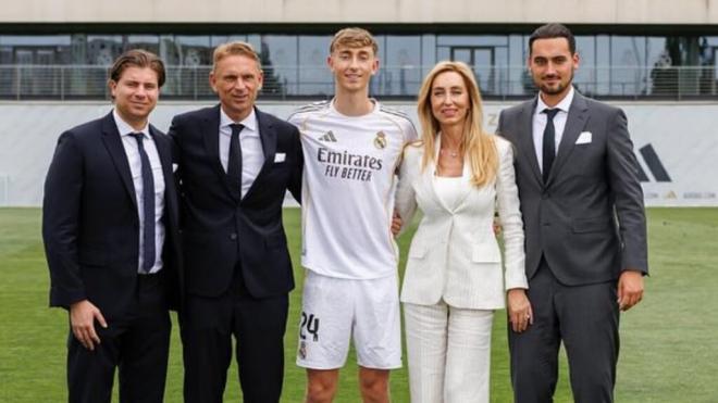 Dean Huijsen y su familia en la presentación con el Real Madrid (Instagram)