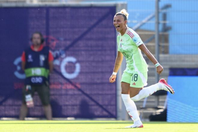 Arianna Caruso celebra su gol en el Italia-Bélgica de la EURO (Foto: EFE).