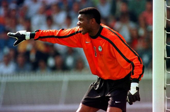 Peter Rufai da indicaciones durante un partido de Nigeria.