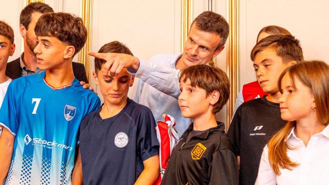 Jon Uriarte muestra el camino a San Mamés en Iparralde (Foto: Athletic Club).