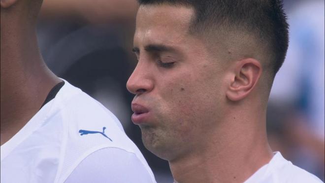 Joao Cancelo llorando en el minuto de silencio por Diogo Jota (Telecinco)