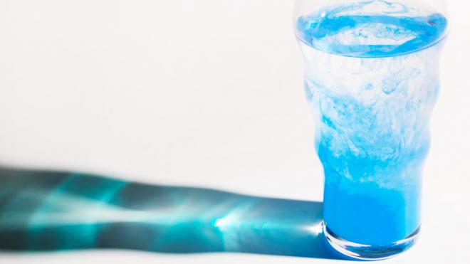 Vaso de cristal con bebida azul (Foto: Freepik)