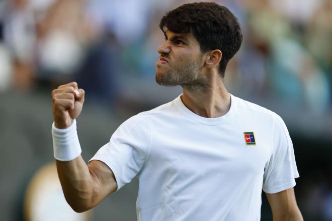 Carlos Alcaraz se clasifica para los octavos de final de Wimbledon (Foto: EFE).