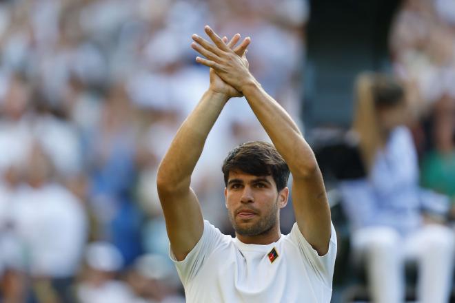 Carlos Alcaraz se clasifica para los octavos de final de Wimbledon (Foto: EFE).