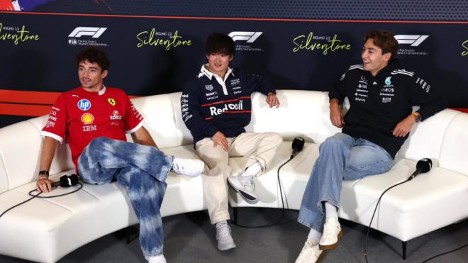 Leclerc, Tsunoda y Russell, en la rueda de prensa del GP de Silverstone (Foto: Red Bull).