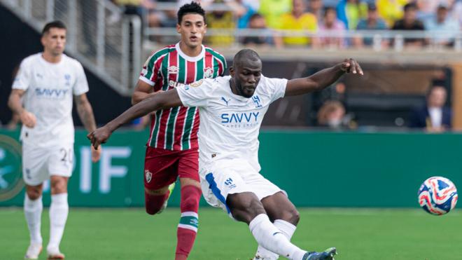 Koulibaly despeja el balón durante el Fluminense-Al Hilal (foto: Alhilal X).