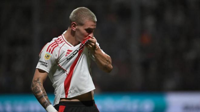 Franco Mastantuono besa el escudo de River Plate (Instagram)