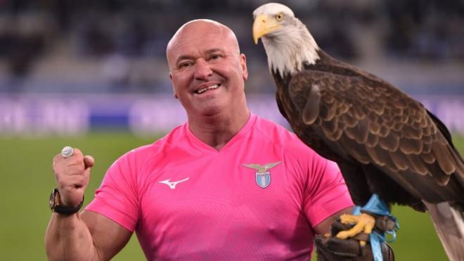 Juan Bernabé y el águila Olympia (Instagram)