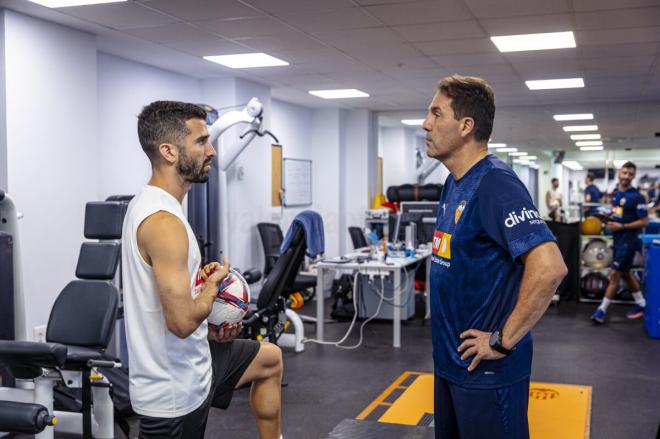 Pruebas médicas del Valencia CF con el doctor Pedro López a la cabeza