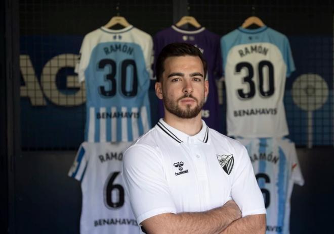 Ramón Enríquez posa tras su renovación con el Málaga (Foto: MCF).