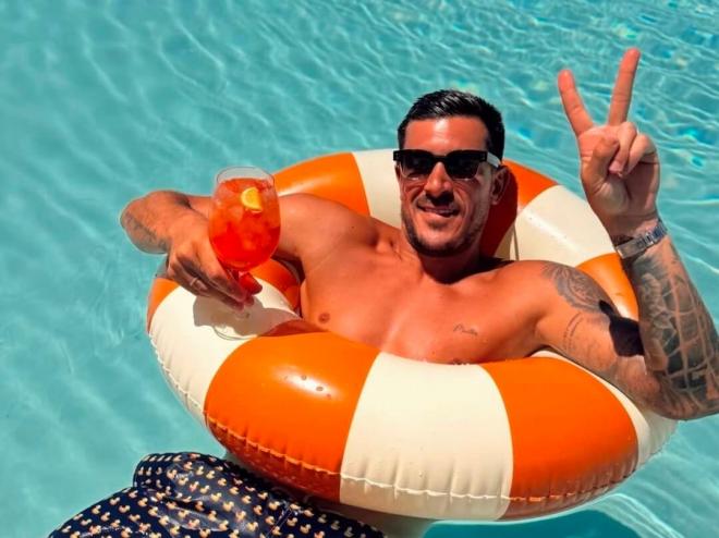 Yuri Berchiche celebra en la piscina la renovación de Nico Williams (Foto: X).
