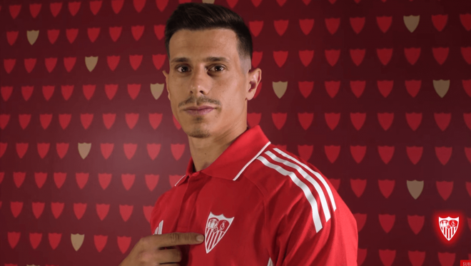 Alfon González posa con el escudo del Sevilla.