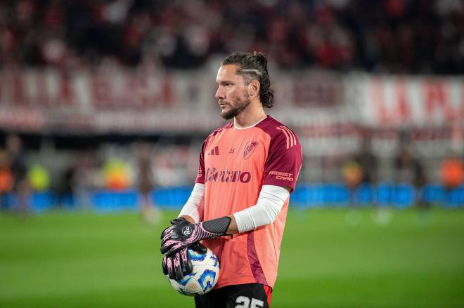 Conan Ledesma, en un calentamiento con River Plate (Foto: Cordon Press).