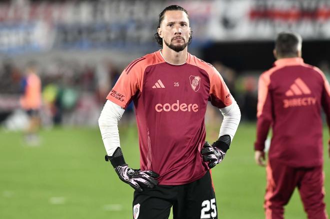 Conan Ledesma, en un calentamiento con River Plate (Foto: Cordon Press).