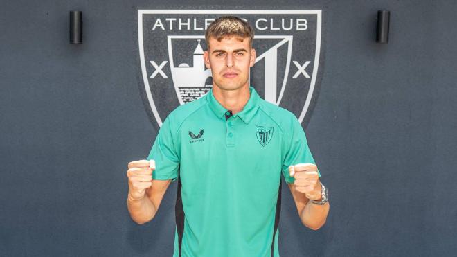 Manex Gibelalde posa tras llegar a Lezama (Foto: Athletic Club).