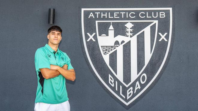Eder García posa tras llegar a Lezama (Foto: Athletic Club).