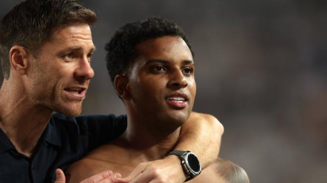 Xabi Alonso y Rodrygo Goes tras un partido del Mundial de Clubes (Foto: Cordon Press)