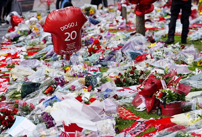 Los aficionados del Liverpool recuerdan a Diogo Jota en Anfield (Foto: Cordon Press).