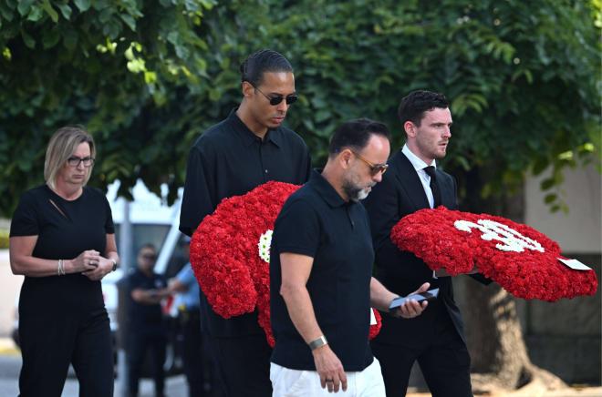 Virgil van Dijk y Andrew Robertson, en el funeral de Diogo Jota (Foto: Cordon Press).