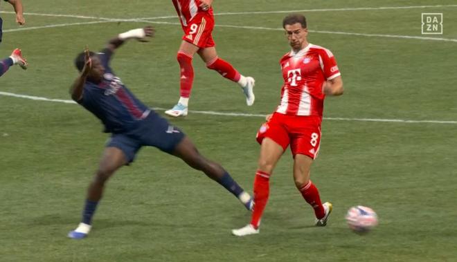 Willian Pacho y su tarjeta roja ante el Bayern (DAZN)