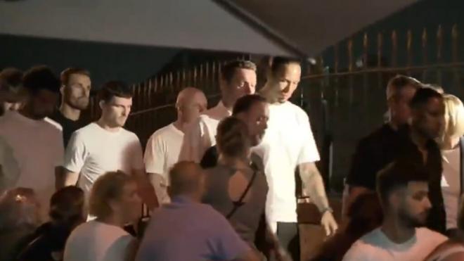 Los jugadores del Liverpool arropan a la familia de Diogo Jota en el velatorio en Gondomar