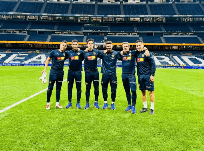 Martin Drury, cuarto por la izquierda, junto al resto del cuerpo técnico (Foto: X)