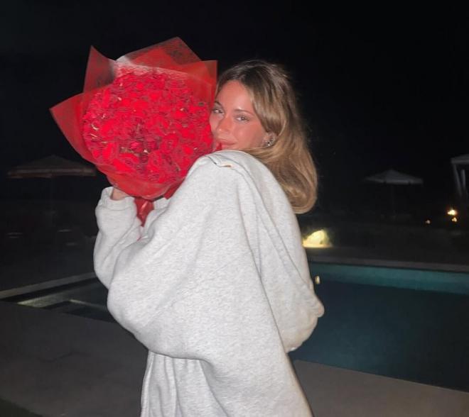 Tini posa con su ramo de flores (Instagram)