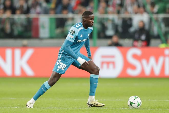 Nobel Mendy, jugando con el Betis en la UEFA Conference League (Foto: Cordon Press).