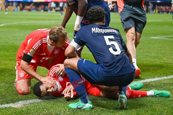 Jamal Musiala se duele en el Bayer en el PSG-Bayern (Foto: Cordon Press).