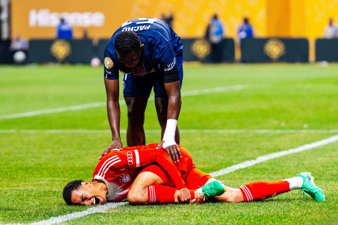 Jamal Musiala se duele en el Bayer en el PSG-Bayern (Foto: Cordon Press).