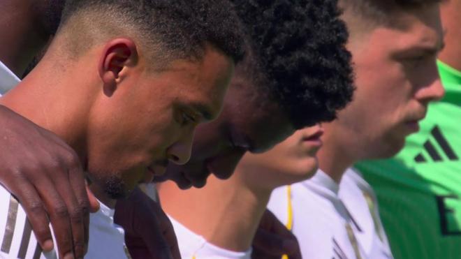 Trent Alexander-Arnold en el minuto de silencio a Diogo Jota