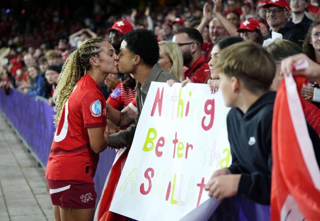 Alayah Pilgrim besa a su pareja, Elijah Okafor, tras el Suiza-Islandia (Foto: Cordon Press).