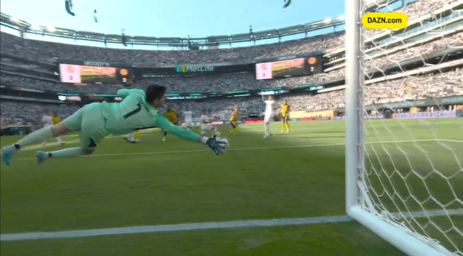 La parada de Courtois en el Dortmund.