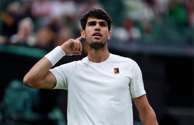 Carlos Alcaraz celebra un punto ante Andrey Rublev en Wimbledon (Foto: Cordon Press).