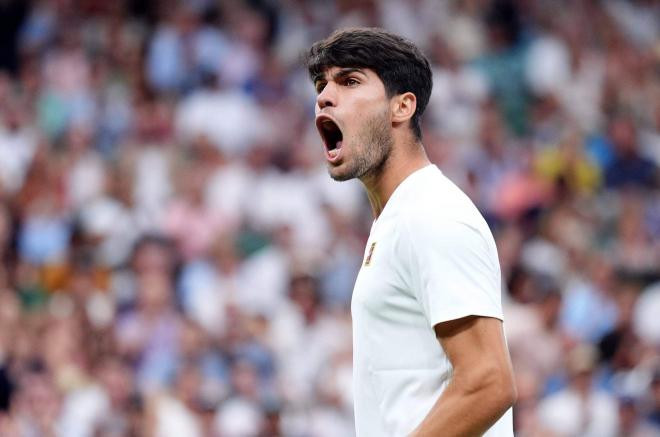 Carlos Alcaraz celebra un punto ante Andrey Rublev en Wimbledon (Foto: Cordon Press).