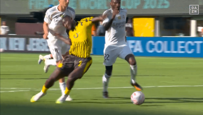 El penalti de Huijsen en el Real Madrid-Dortmund.